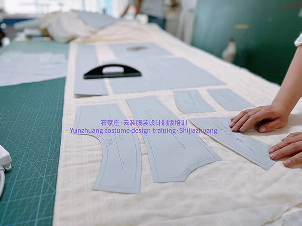 【云裝，日?！? /></a>
                                <h3><a href=